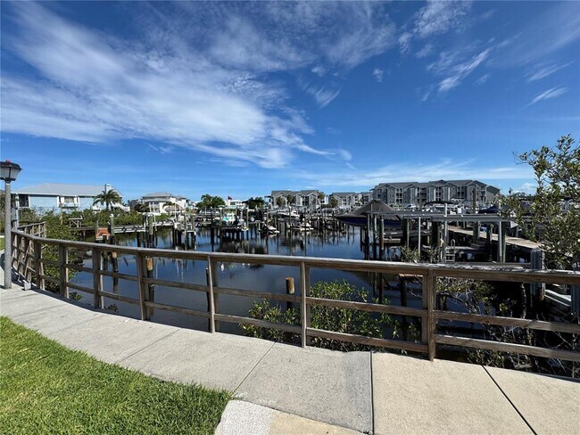 Foto del edificio - 5567 Sea Forest Dr