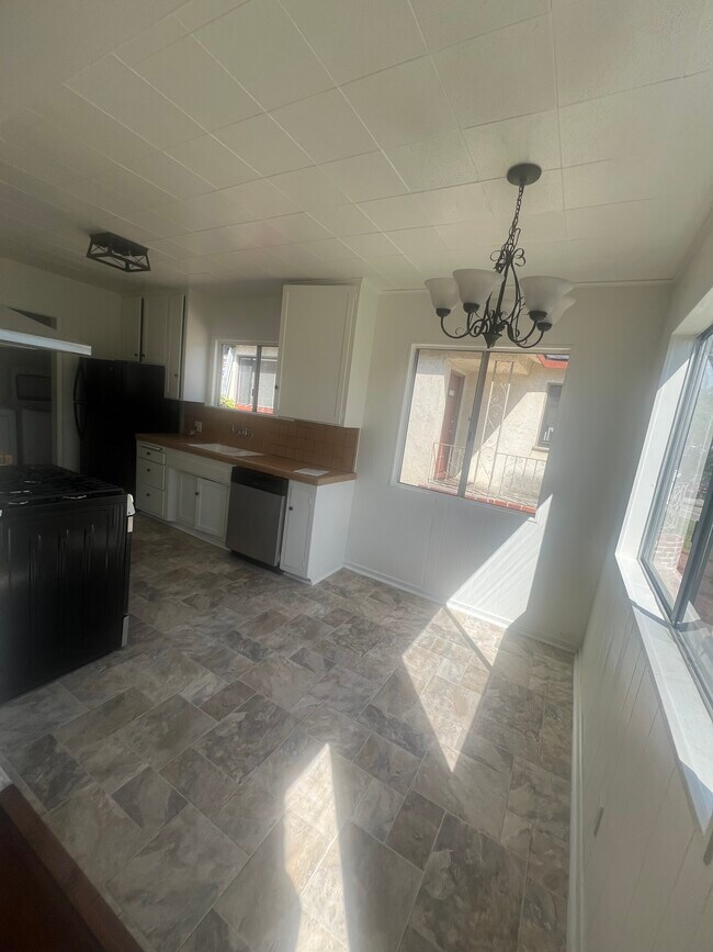 Building Photo - 720 N Maria Ave