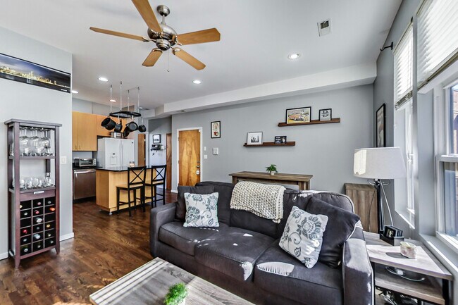 Foto del edificio - 2312 W Bloomingdale Ave