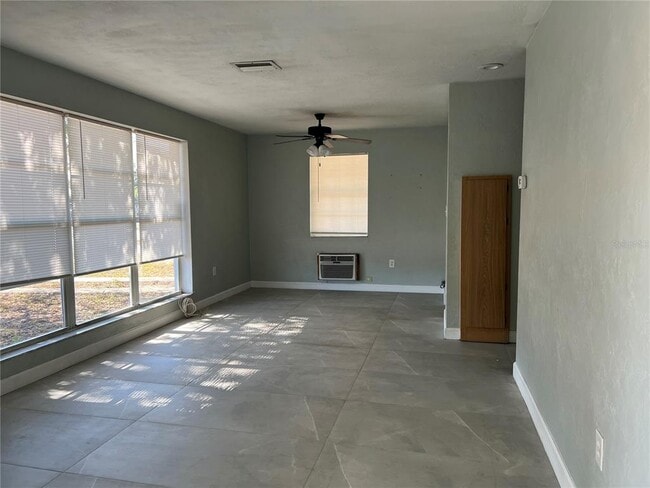 Foto del edificio - 21130 Gladis Ave