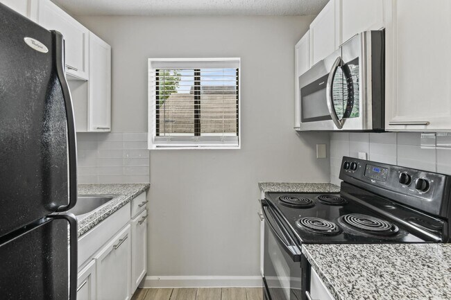 Foto del edificio - 379 Elm St NW