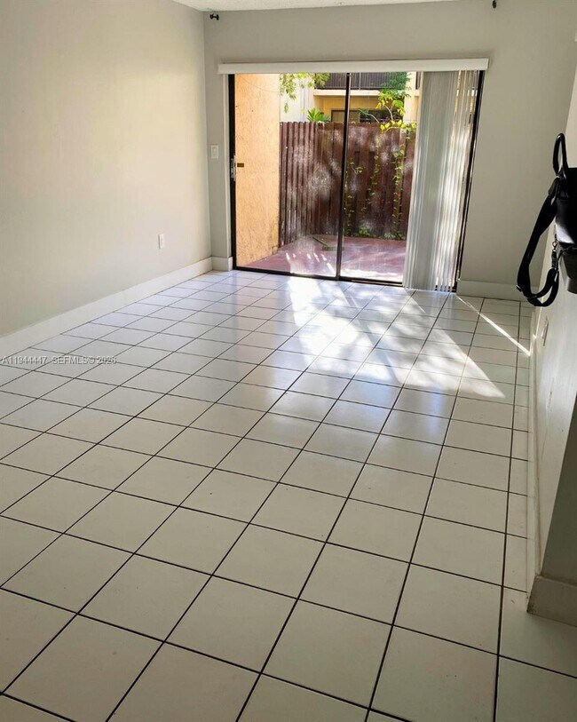 Foto del edificio - 680 W Park Dr