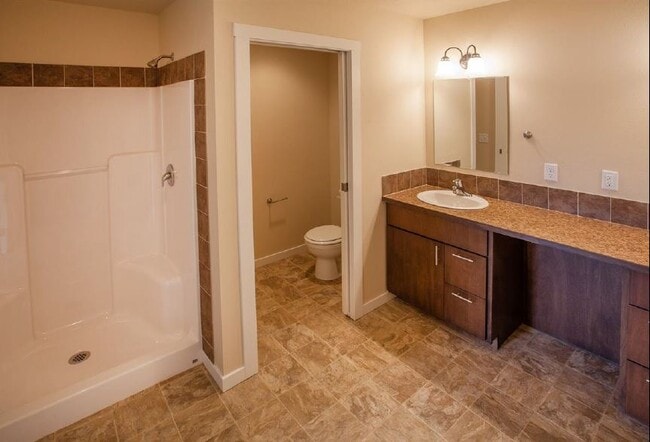 Baño principal. - 1220 W Bismark Ave