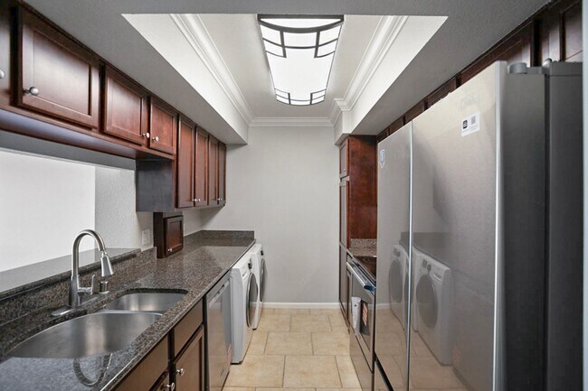 Foto del edificio - 1 Bed, 1 Bath In Highly Desirable Guard Gated Las Vegas Country Club