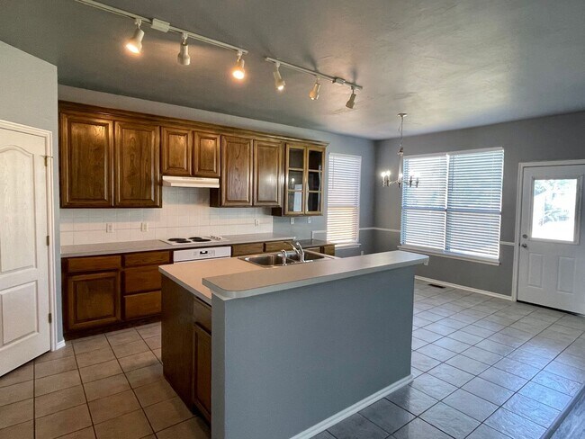 Foto del edificio - Large 3 Bed 3 Bath Home with an Office in ...