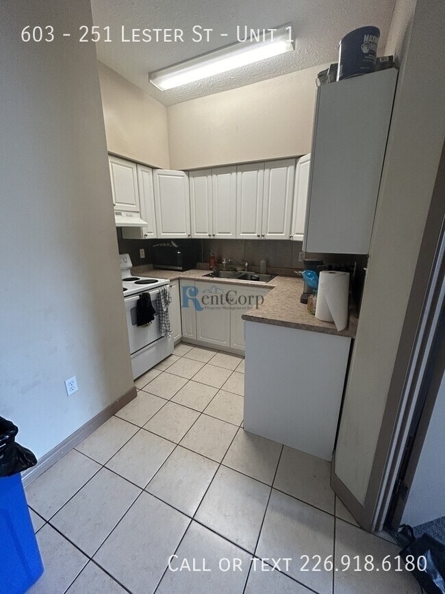 Photo du bâtiment - 251-251 Lester St