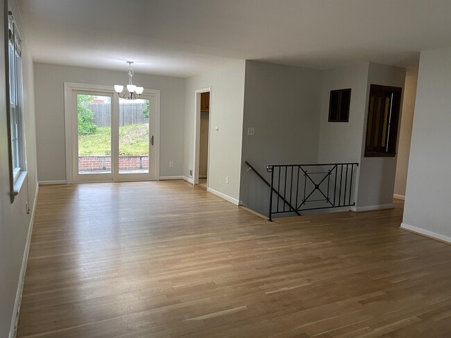 Foto del edificio - 810 Loxford Terrace