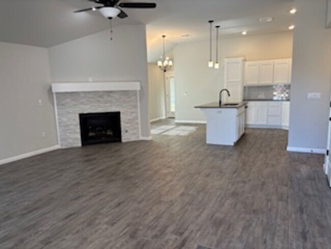Building Photo - Beautiful New Home - First Month Free!