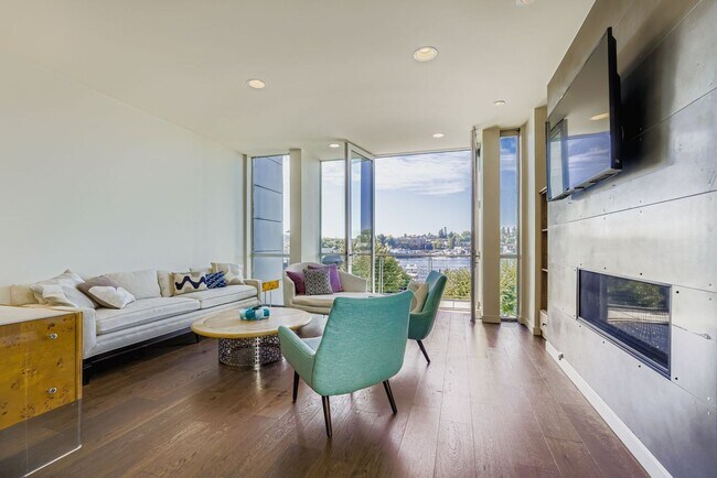 Foto del edificio - Eastlake Townhome with Commanding Views