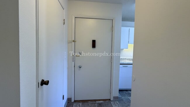 Building Photo - Charming 1-Bedroom Apartment in the Heart ...