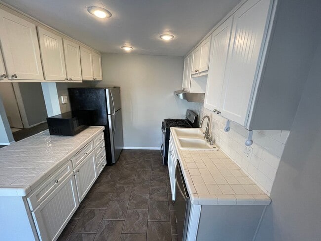 Building Photo - Bright 2bd/2bth in Quiet Del Mar Gated Community