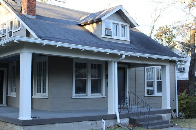 Building Photo - 3106 Vanderbilt Pl