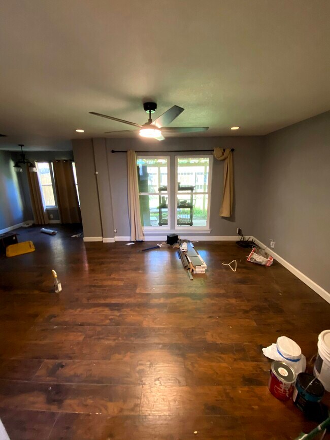 Sala de estar - 8107 Hood Cir