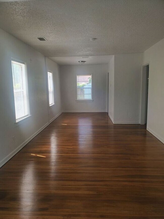 Building Photo - Renovated 3/1 in Lake Forest! VOUCHERS ACC...