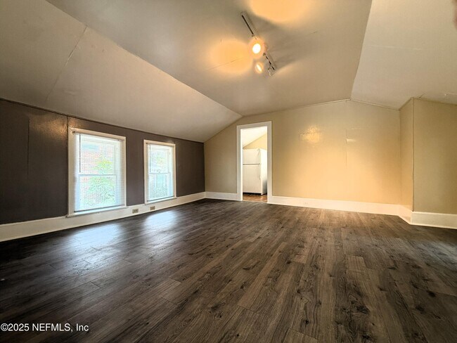 Foto del edificio - 2245 Myra St