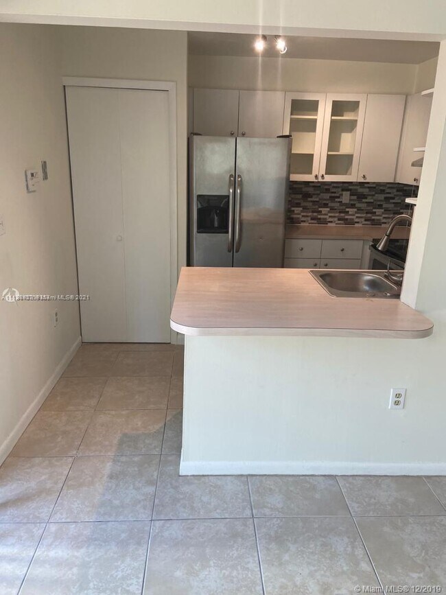 Building Photo - 9980 NW 9th St Cir  106 Miami Fl 33172