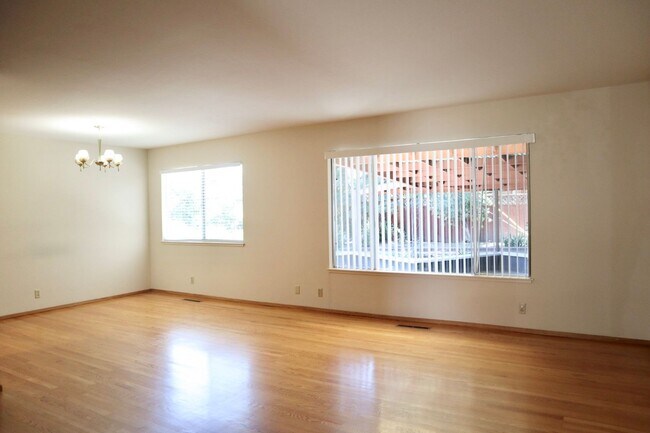 Foto del edificio - Enchanting, roomy home with large yard in Niles-Fremont!