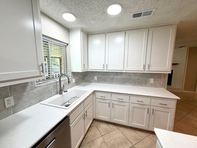Foto del edificio - Gorgeous remodeled home in the heart of Cove!!