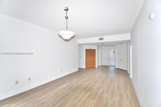 Foto del edificio - 16334  Malibu Dr  25 Weston Fl 33326