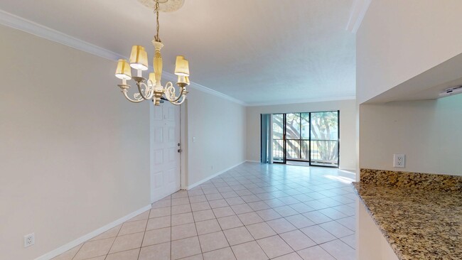 Building Photo - Beautiful 2 Bed / 2 Bath in Palm Club Vill...