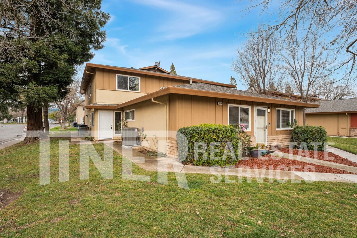 Foto principal - 2 Bedroom Home in Prime Sacramento Locatio...