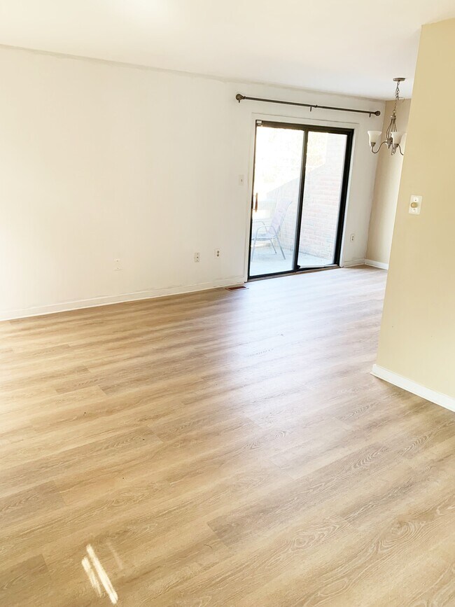 Foto del edificio - 9745 Lake Shore Dr