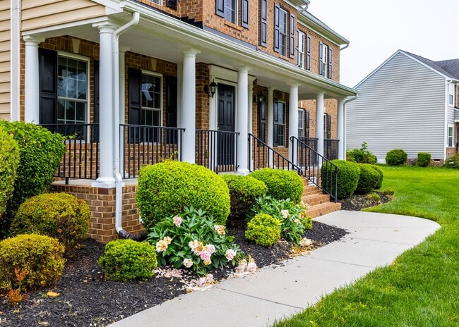 Building Photo - Huge house with vaulted ceilings and fenced in rear yard