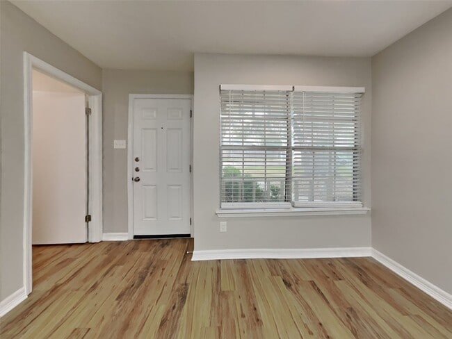 Foto del edificio - 3238 Lindenfield Dr