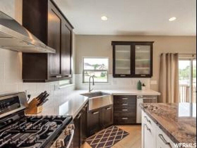 Foto del edificio - Unique 2 Story Home w attached 2 car