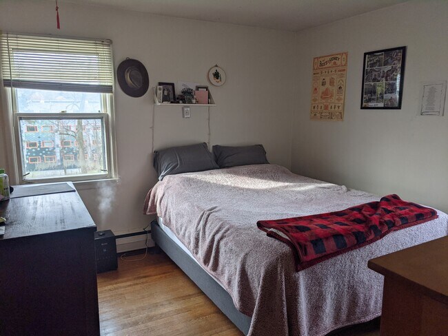 Dormitorio 1 - 927 E State St