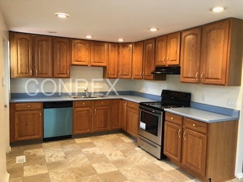 Building Photo - Beautiful Bi-Level Home With  Deck!