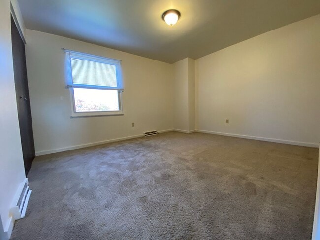 Building Photo - Bright & Spacious Two Bedroom in Zelienopl...