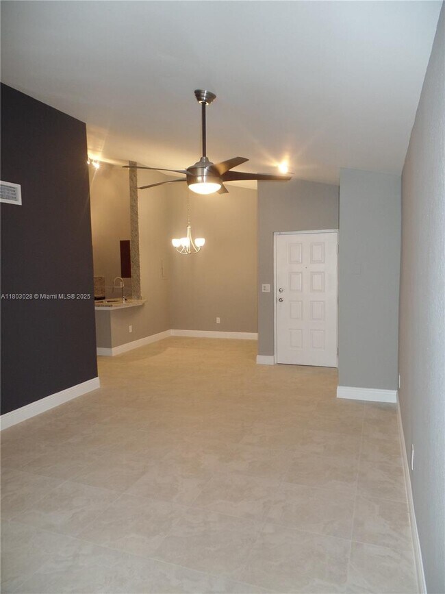 Foto del edificio - 2880 N Oakland Forest Dr