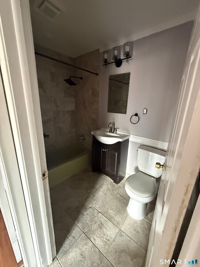 Foto del edificio - 1051 Old Colony Rd