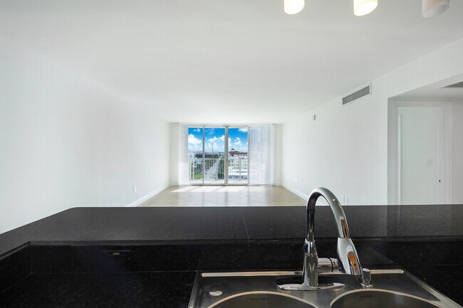 Building Photo - 10350 W Bay Harbor Dr