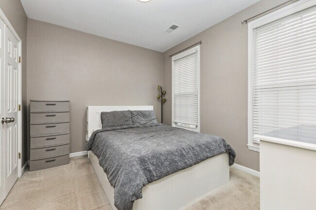 Foto del edificio - Nestled in the desirable Potomac Lakes com...