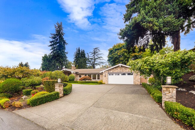 Building Photo - Welcoming Clyde Hill 5 Bedroom 3 Bath Home