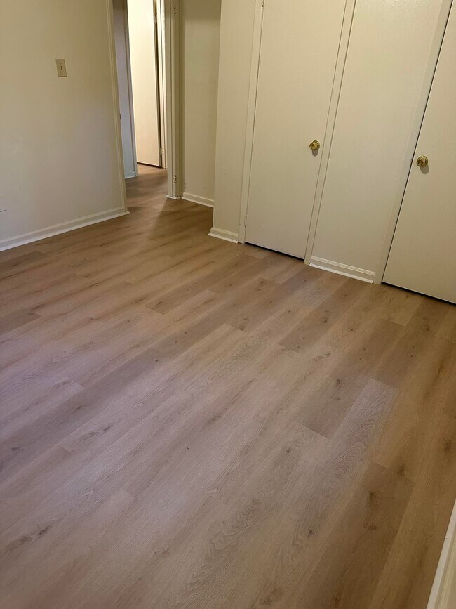 Building Photo - 1st Month FREE - Hill Court Apartments