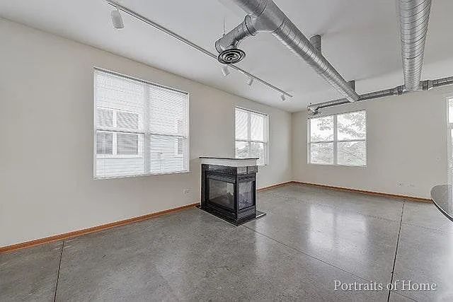 Foto del edificio - 1693 Town Center St