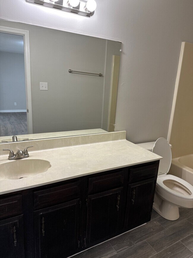 Foto del edificio - 643 Walker Rd