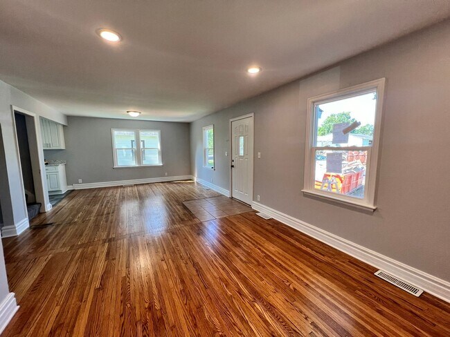 Foto del edificio - **RENT SPECIAL!!** Adorable 3 Bedroom Full...