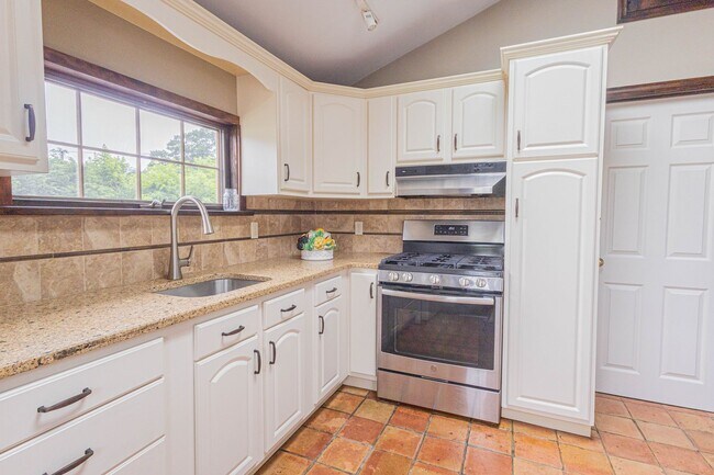 Foto del edificio - Fully Renovated 2-Bedroom Apartment – Locust Valley, NY