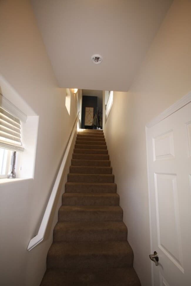 Building Photo - 3 Bed, 2.5 Bath Condo in Eagle River