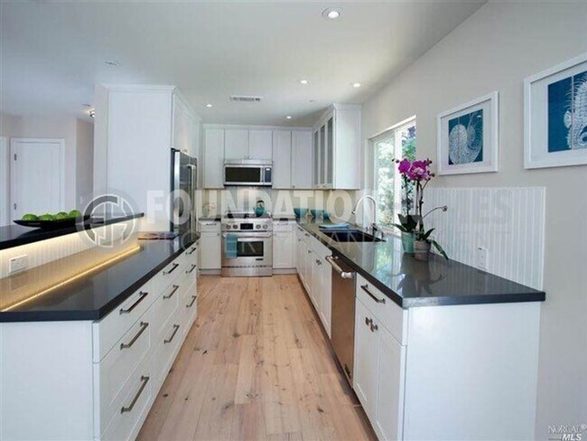 Foto del edificio - Remodeled 4BD/2BA in Prime Tiburon Locatio...