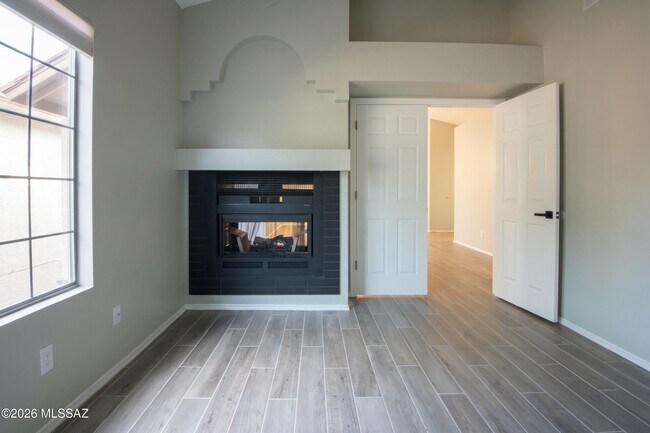 Foto del edificio - 321 E Fieldcrest Ln