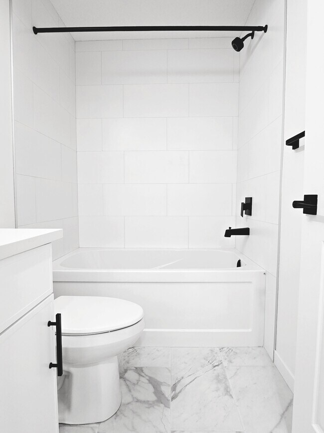 Photo du bâtiment - 11642-11690 90 St NW