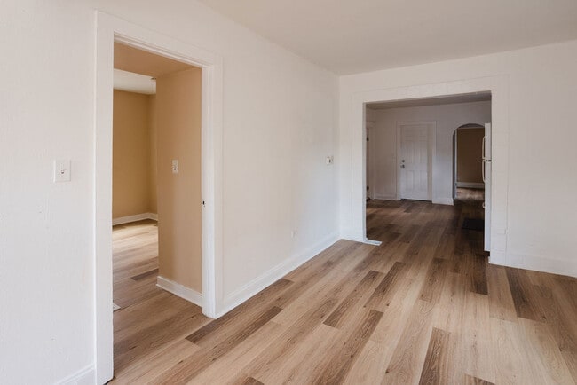 Building Photo - 714 Helmholz Ave