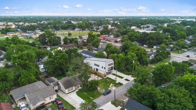 Foto del edificio - 6631 Foster St