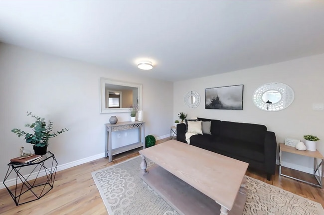 Building Photo - 2 Bedroom Upper-Level Unit – All Utilities...