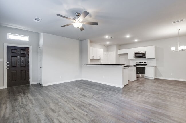 Building Photo - AVAILABLE NOW! GORGEOUS 3 BEDROOM DUPLEX LOCATED IN MIDLOTHIAN ISD!